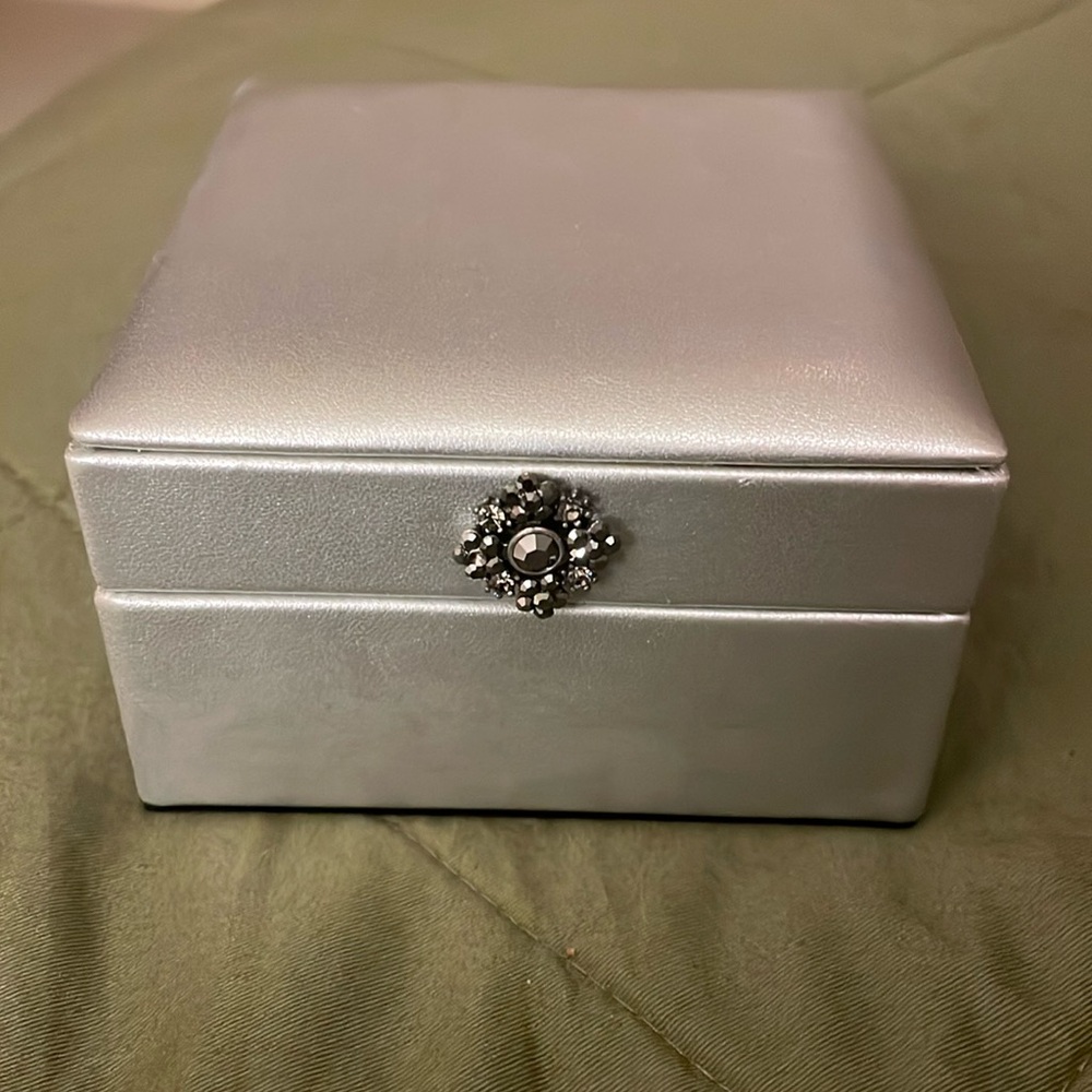 CAROLEE Vintage silver jewelry keepsake/ jewelry box 4”x4” x 2”